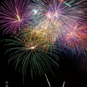 http://www.itsalwaysautumn.com/wp-content/uploads/2015/06/how-to-take-fireworks-photos-beginner-tips-photography-great-4th-july-sparklers-7-300x300.jpg