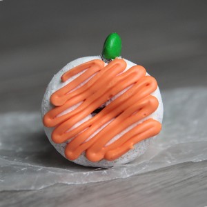 http://www.itsalwaysautumn.com/wp-content/uploads/2015/09/donut-pumpkins-easy-fun-donette-kid-food-craft-activity-halloween-4-300x300.jpg