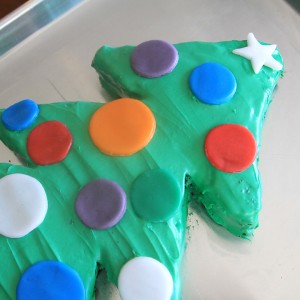 http://www.itsalwaysautumn.com/wp-content/uploads/2015/11/christmas-tree-cake-how-to-make-fun-kid-recipe-airheads-easy-to-decorate-7-300x300.jpg