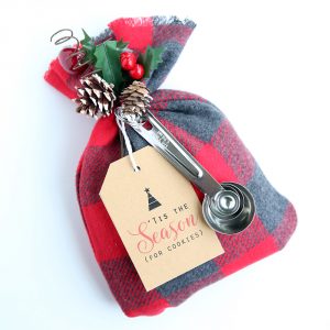 http://www.itsalwaysautumn.com/wp-content/uploads/2016/10/cookie-mix-gift-bags-sack-easy-cheap-diy-handmade-christmas-neighbor-gift-idea-featured-300x300.jpg