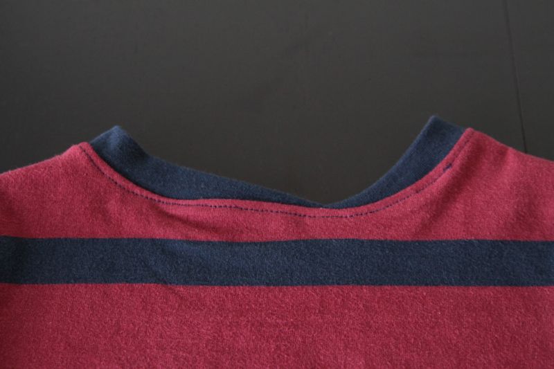 Crooked neckbinding on the back of the shirt