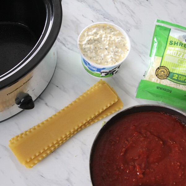 Slow cooker lasagne recipe. Did you know you can make lasagna in the crockpot? No need to heat up your oven!