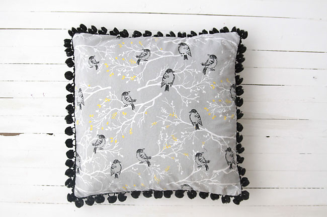 pom pom trim throw pillow sewing tutorial