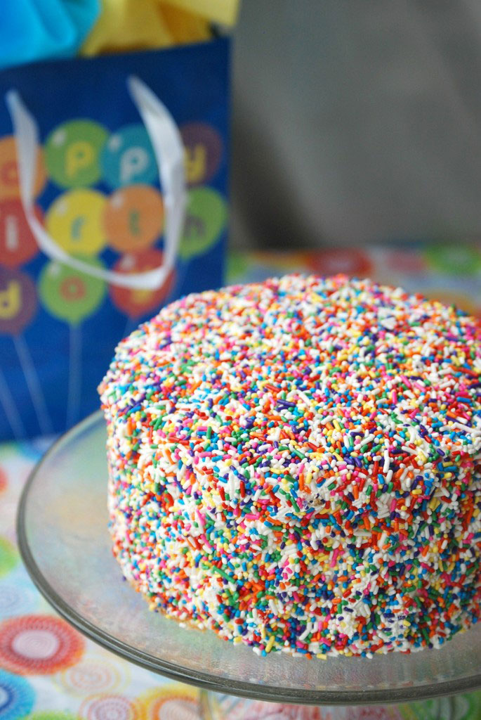 How to Decorate a Cake With Sprinkles: Easy Method