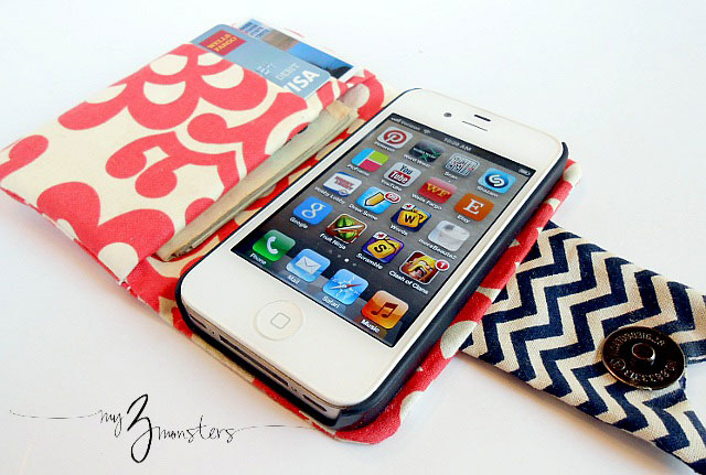 iphone wallet made from fabric with phone and credit cards in it