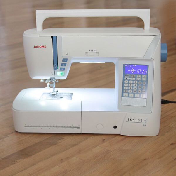 Janome Skyline S5 Sewing machine