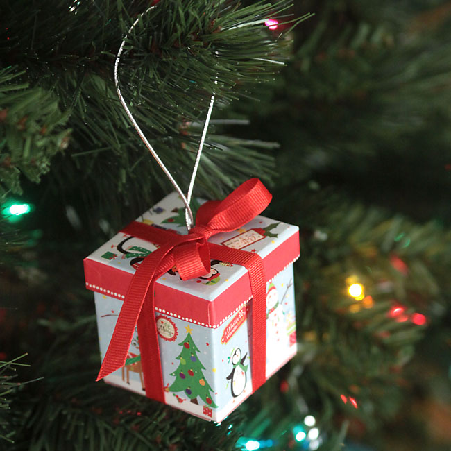 cute idea! easy DIY Christmas tree ornament that's a gift box - perfect for gift cards, jewelry, movie tickets, notes & more - and the boxes are from the dollar store!