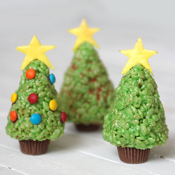my kids would love to make these! Rice Krispie treat Christmas trees
