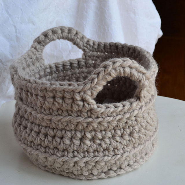 Small crochet basket with handles