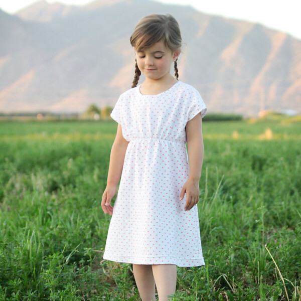 free sewing pattern for this easy girls' play dress pattern in 6 different sizes! 4-14