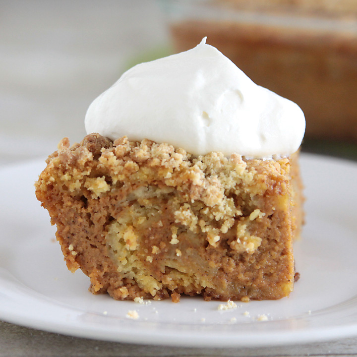 easy pumpkin pie cake recipe: this is even better than pumpkin pie! great for holiday dinners because it serves 20.