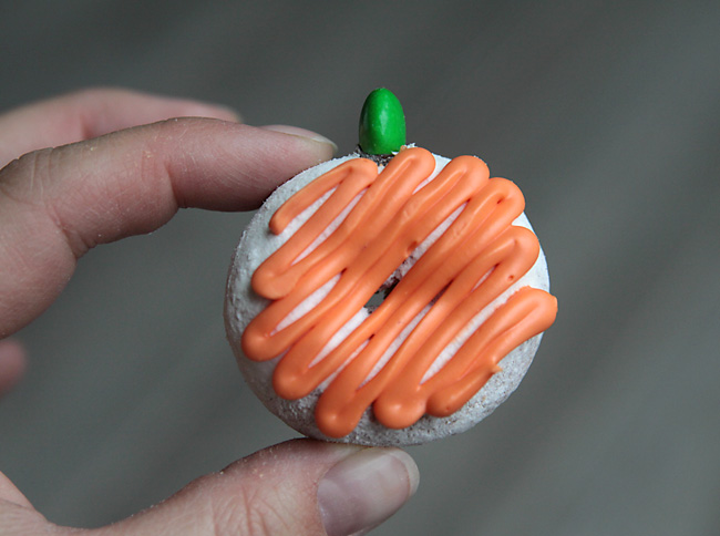My kids would love to make these! Cute donut pumpkins. Looks like an easy Halloween activity.