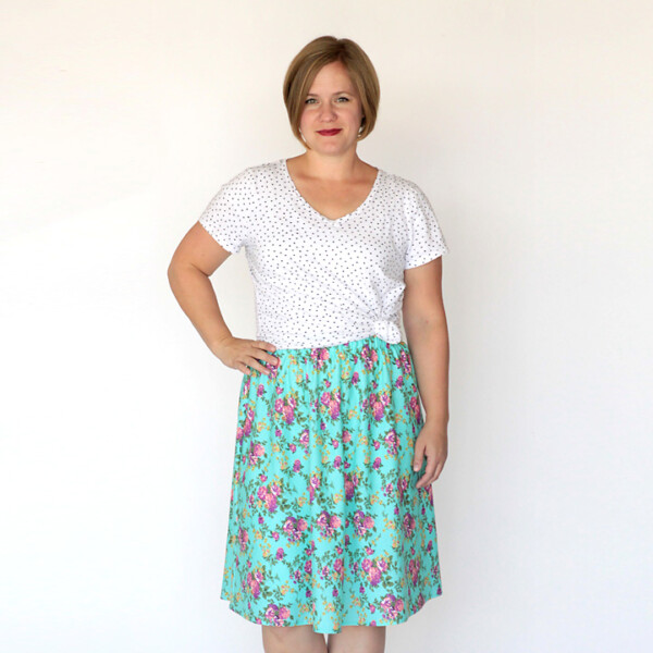 this easy women's DIY skirt only takes 1 yard of fabric and an hour to make! great sewing tutorial.