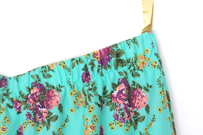 this easy women's DIY skirt only takes 1 yard of fabric and an hour to make! great sewing tutorial.