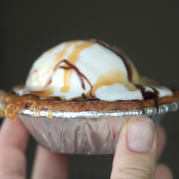 Delicious (and adorable!) mini cookie pies: this is the perfect easy recipe for Thanksgiving, Christmas, or any day!