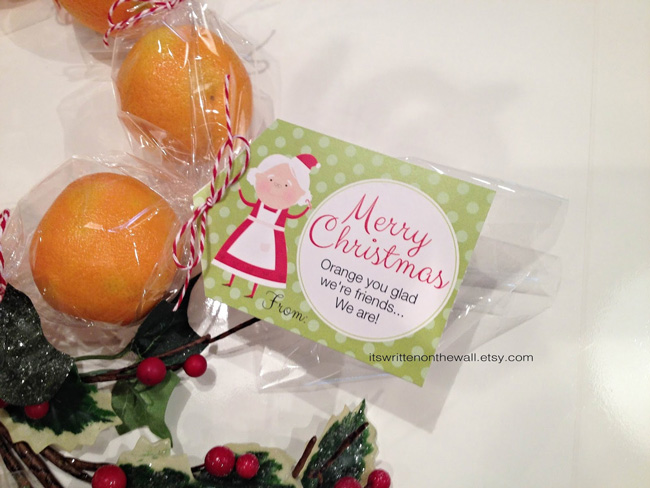 Oranges wrapped in cellophane as a gift with printable Merry Christmas tag