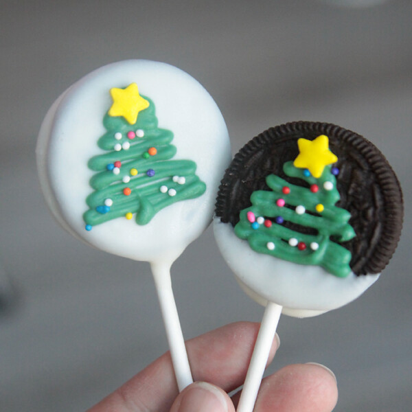 Easy and adorable Christmas tree Oreo pops. Fun to make with the kids! Would be a cute Christmas gift.