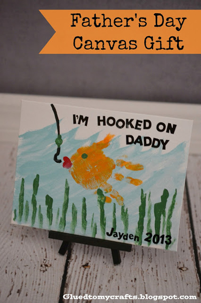 I\'m hooked on Daddy sign with fish made from handprint