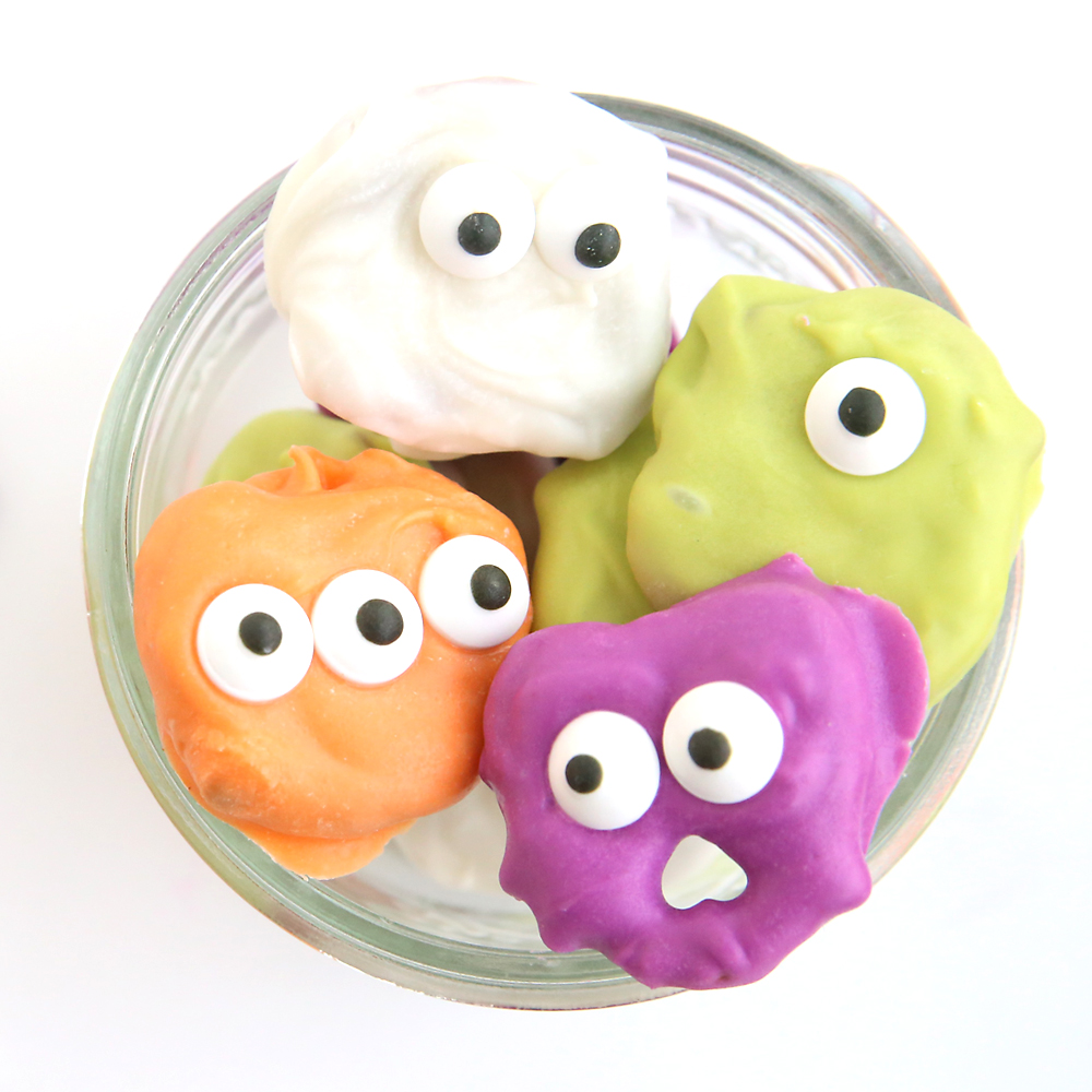 Awesome! Pretzel monsters and ghosts for Halloween. Fun, easy treat to make with the kids.