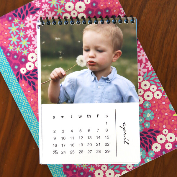 Fabulous DIY gift idea! Mini 2017 photo calendars. Free printables that you can customize with your own photos for a cheap and easy gift. Great Christmas gift idea for family or friends!