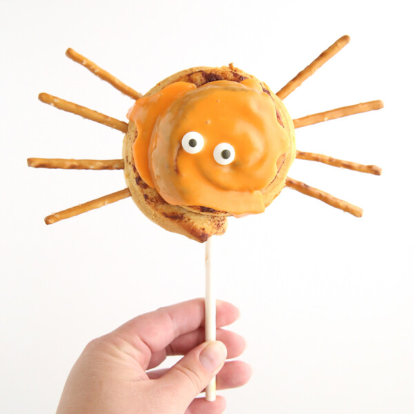 What a fun idea for a Halloween treat! Easy spider cinnamon roll pops. Cute Halloween breakfast idea to make with the kids