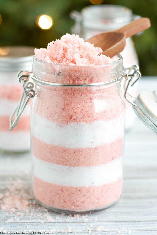 Handmade gift idea: layered sugar scrub in a jar