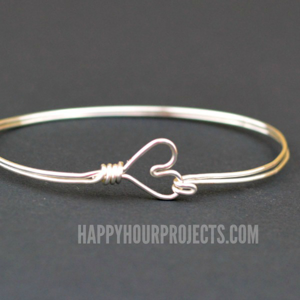Cheap homemade gift idea: DIY wire bracelet with heart closure