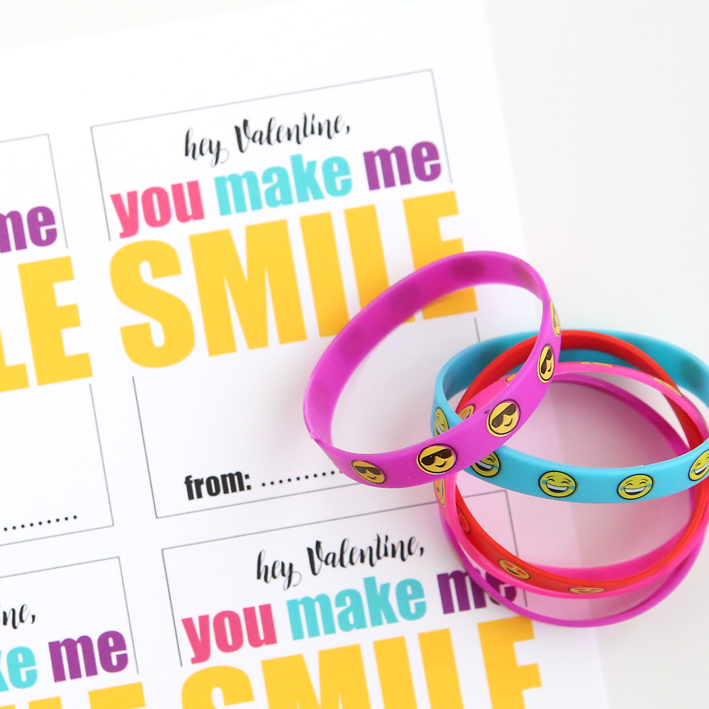Emoji bracelets and printable Valentine\'s day cards