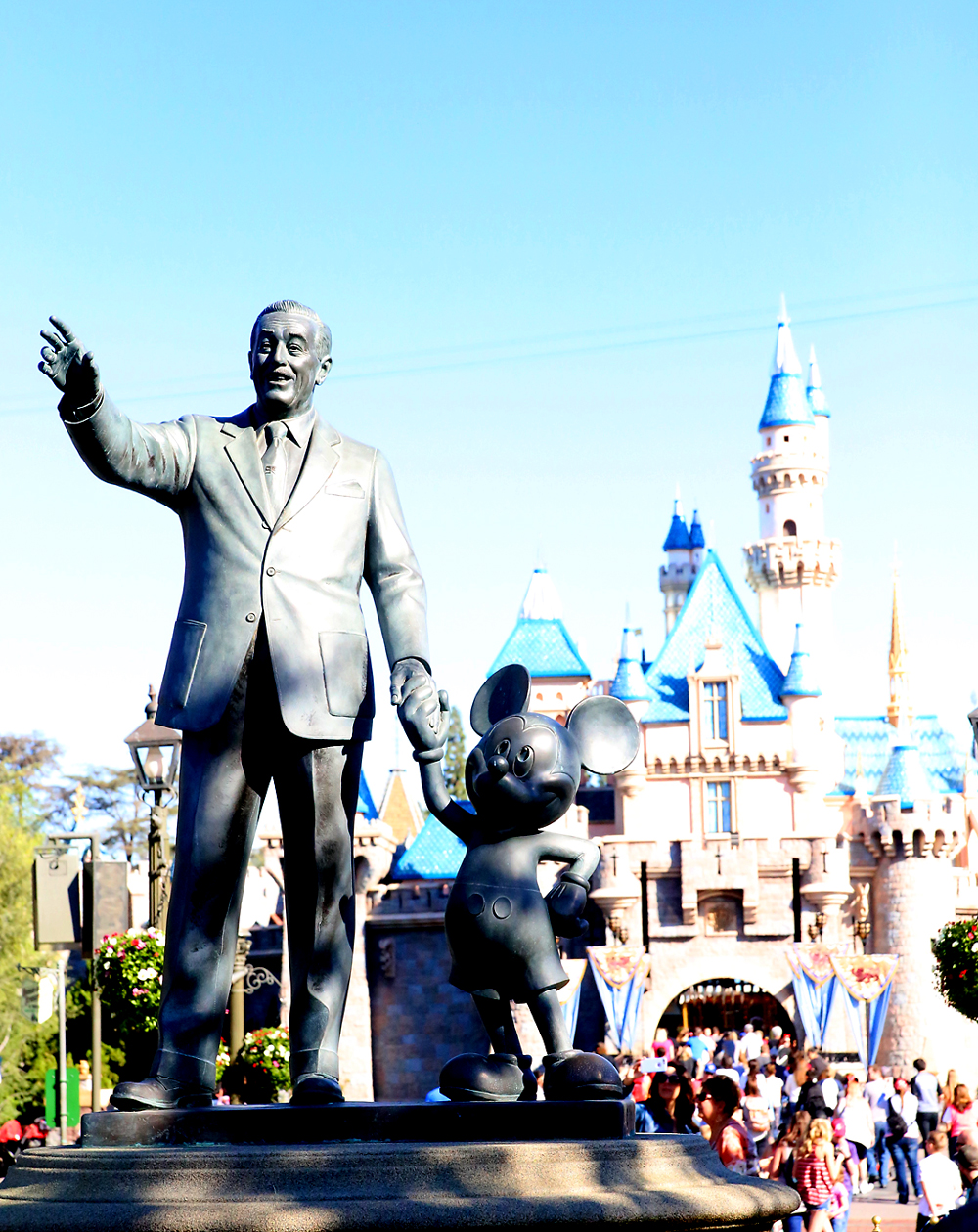 Statue of Walt Disney and Mickey mouse