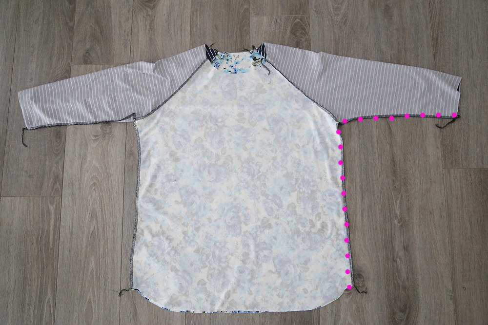 Raglan t-shirt with the underarm and side seam marked