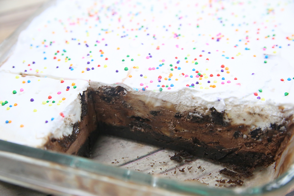 A brownie ice cream cake in a glass 9x13 pan