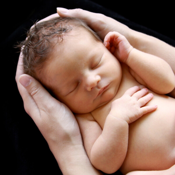 15 Simple & Safe Newborn Poses for Gorgeous Baby Photos