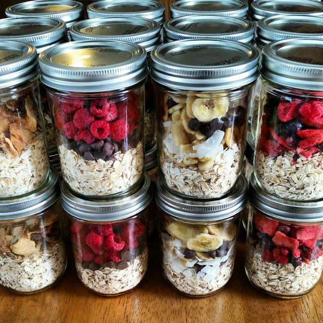 Instant oatmeal in jars with fruit and chocolate