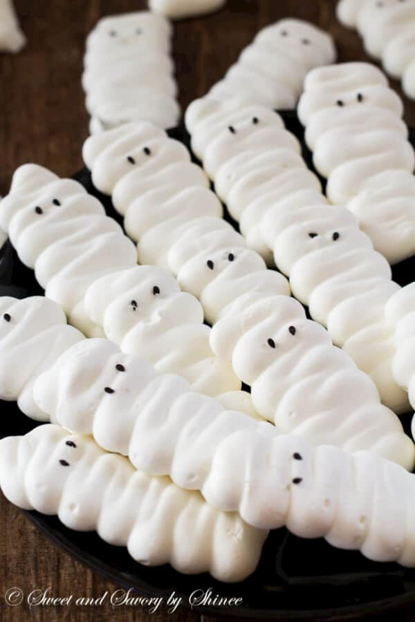 Halloween cookies that look like mummies