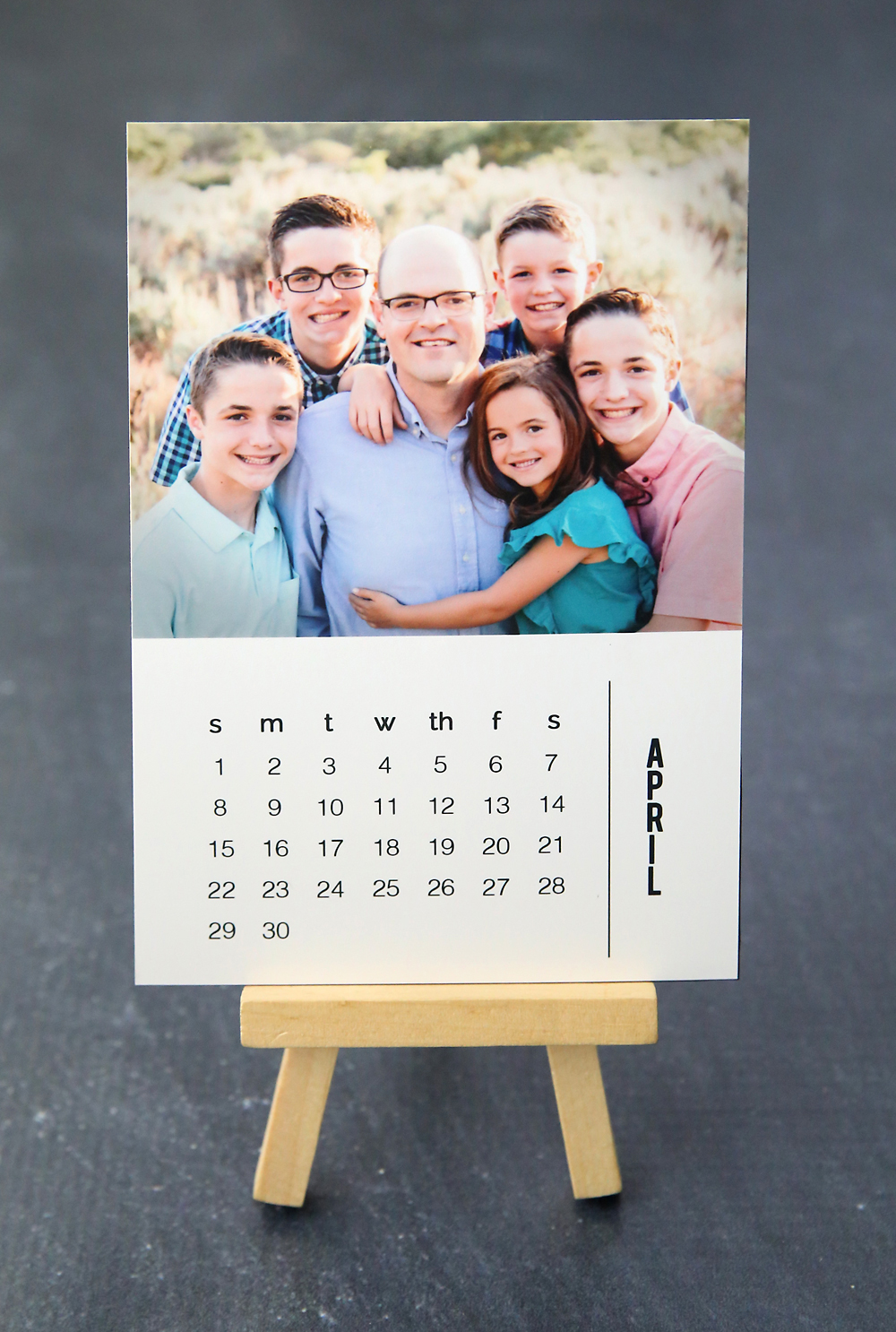 Photo gift idea: Mini photo calendar on a small easel 