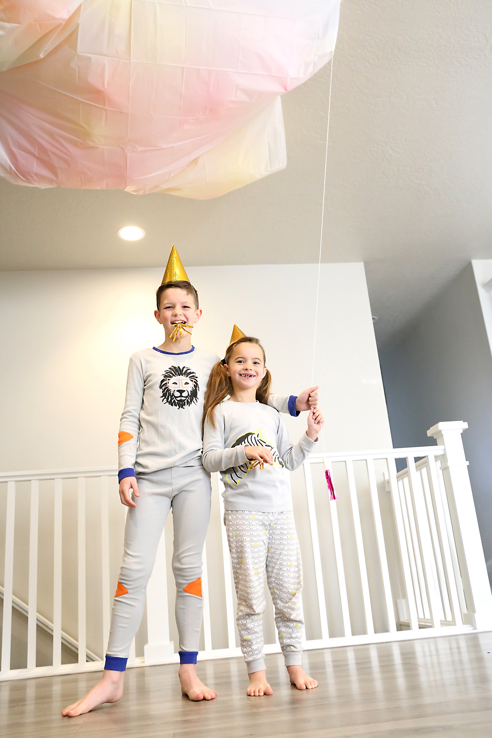 Kids ready to pull the string on the New Year\'s Eve balloon drop