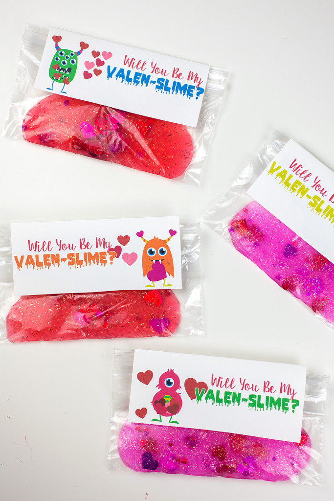 Small bags of slime with Valentine\'s Day cards