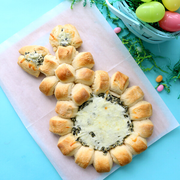 Easter Bunny spinach dip | This super easy Easter appetizer is made with refrigerated crescent dough and creamy homemade spinach dip.