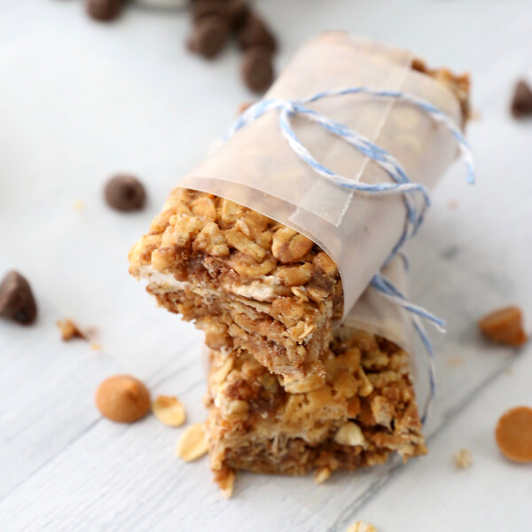 Homemade chewy chocolate granola bars are amazing! An easy snack recipe you can put together in 10 minutes that EVERYONE will love!