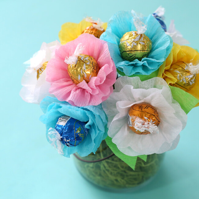 Make a chocolate truffle candy bouquet! {Perfect for moms and teachers