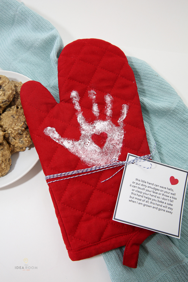 Cute handprint oven mitt gift idea | 30 handprint art ideas