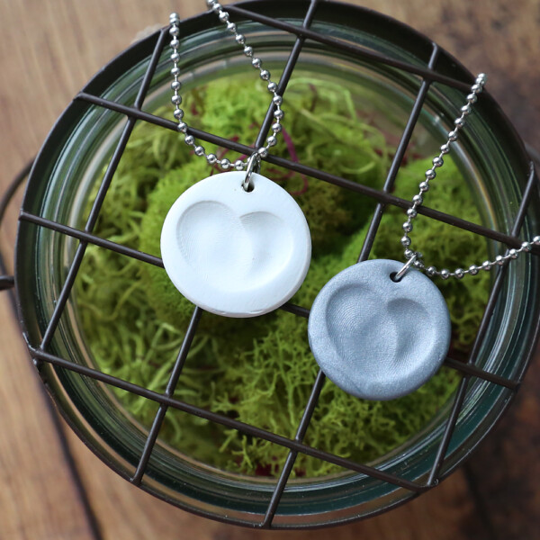 How to make a fingerprint necklace. Click through for easy directions. DIY Mother's Day gift idea.