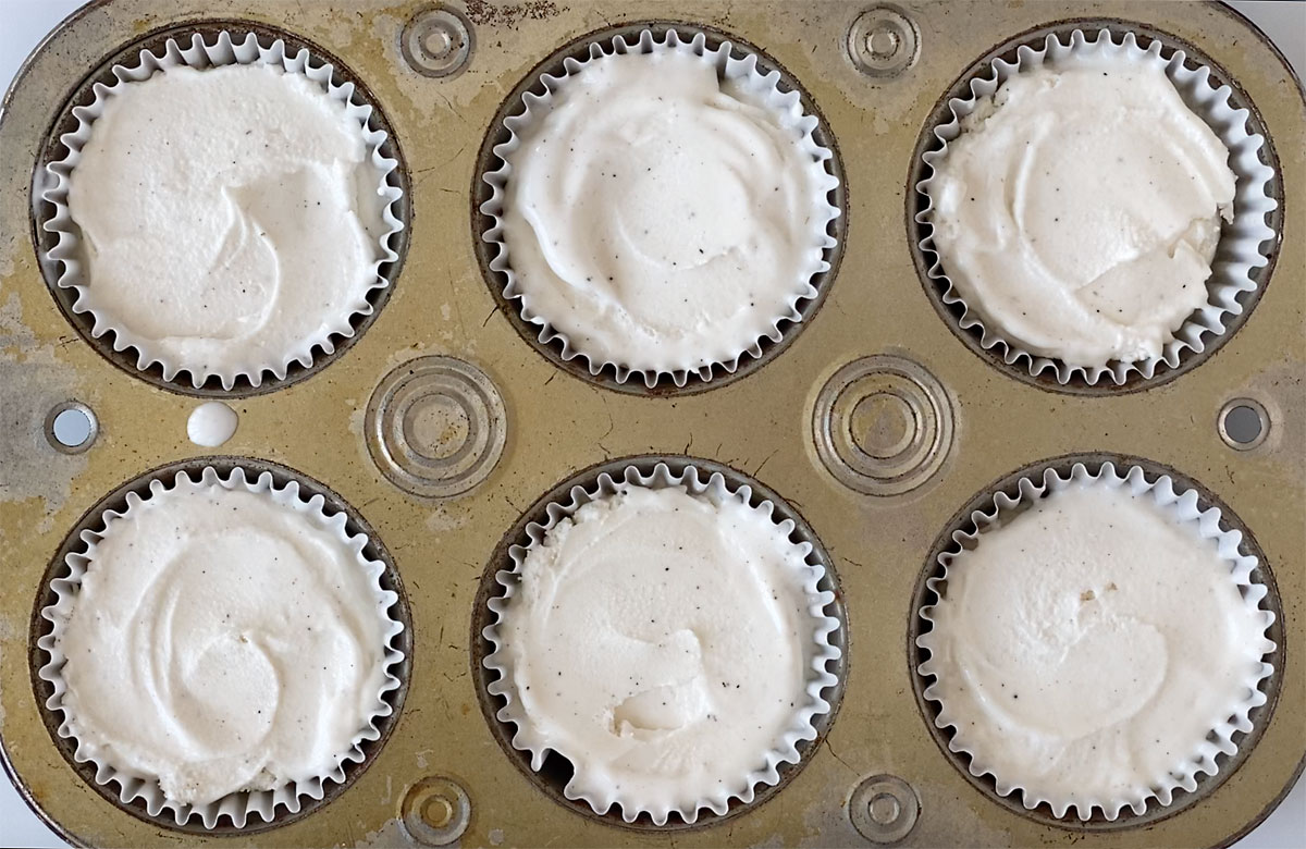 How to make Oreo ice cream sandwiches: place 1/4 cup ice cream on top of Oreo crust