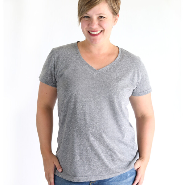 How to sew a v-neck t-shirt. Click through for the free sewing pattern and tutorial.