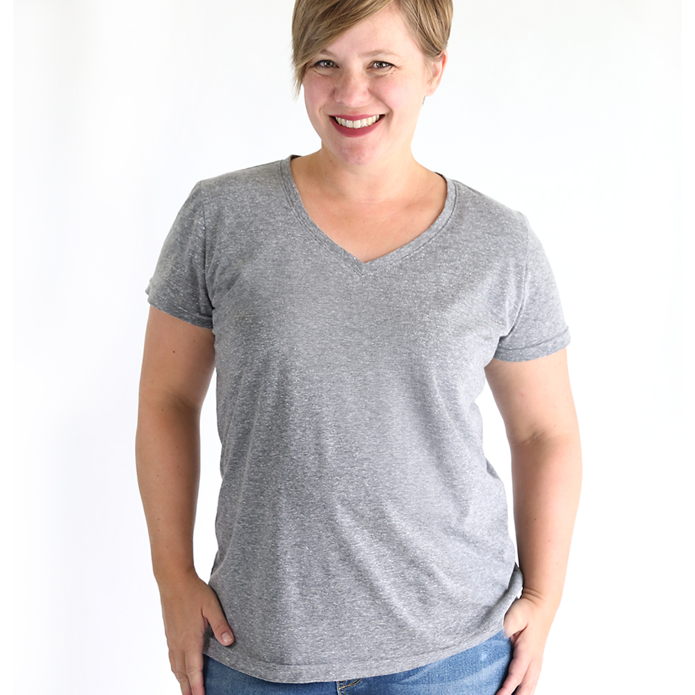 How to sew a v-neck t-shirt. Click through for the free sewing pattern and tutorial.