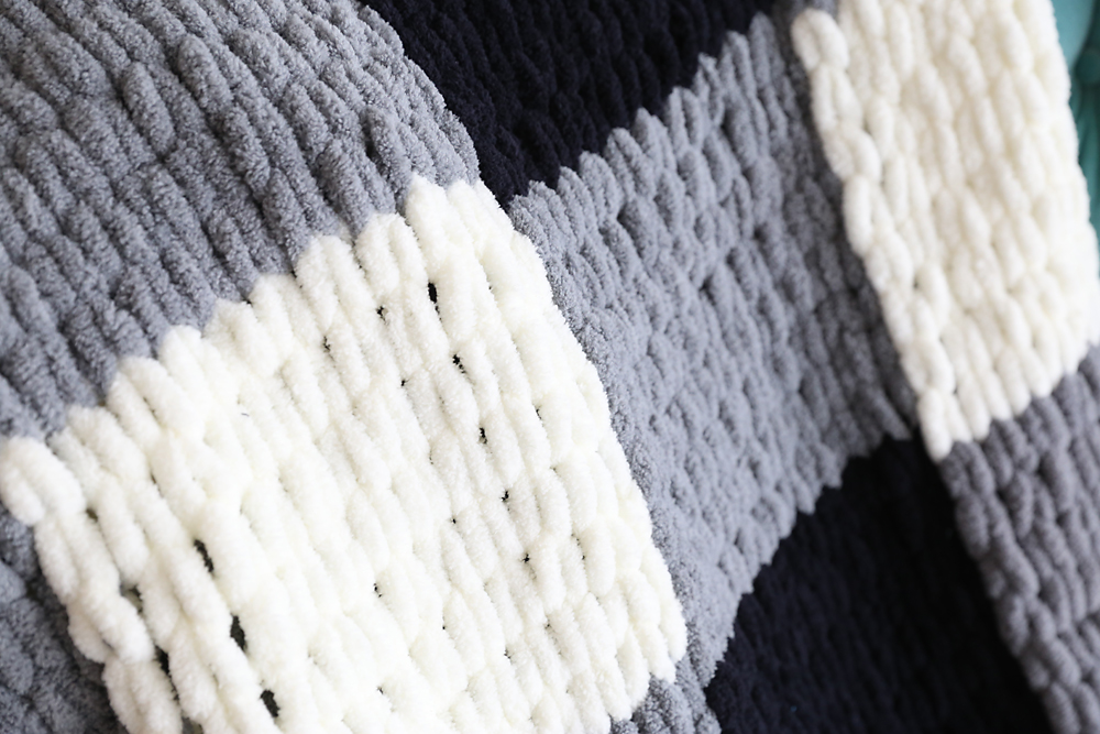 Free Loop Yarn Finger Knitting Blanket Pattern + Tutorial for