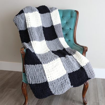 Make a gorgeous finger knit blanket with loop yarn {this is so easy!}
