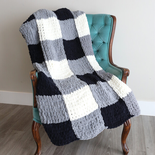 Finger knit blanke ton a chair