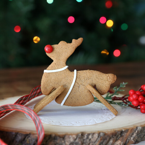 These 3D Christmas cookies are so cute! Click through to learn how to make standing 3D gingerbread cookies.