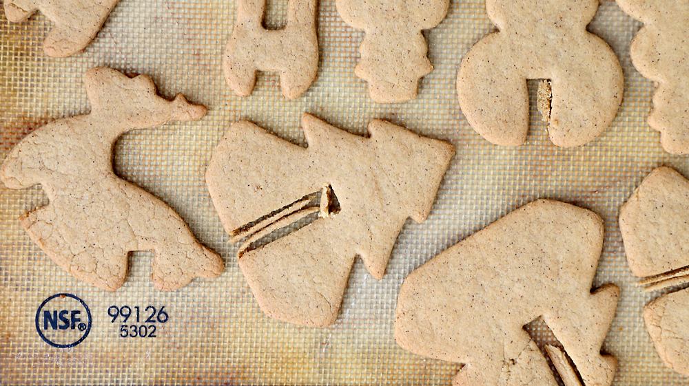 Cutting the notch from a 3D gingerbread cookie